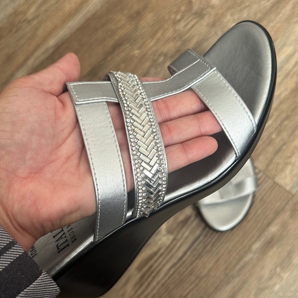 Italian Shoemakers Metallic Silver Sandals - Picture 2 of 4